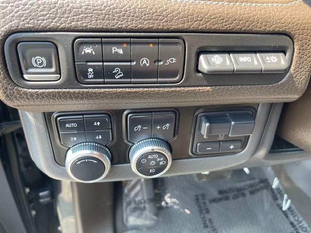 Used 2021 GMC Yukon XL Denali w/ Denali Premium Package image 16