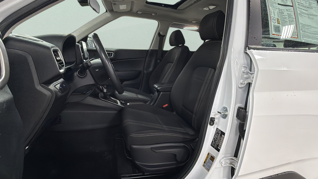 Used 2025 Hyundai Venue SEL FWD image 16