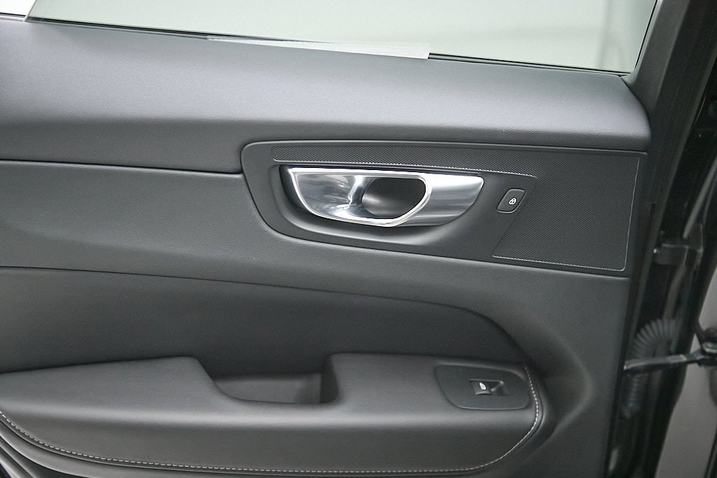 Certified 2023 Volvo XC60 B5 Ultimate w/ Climate Package image 19