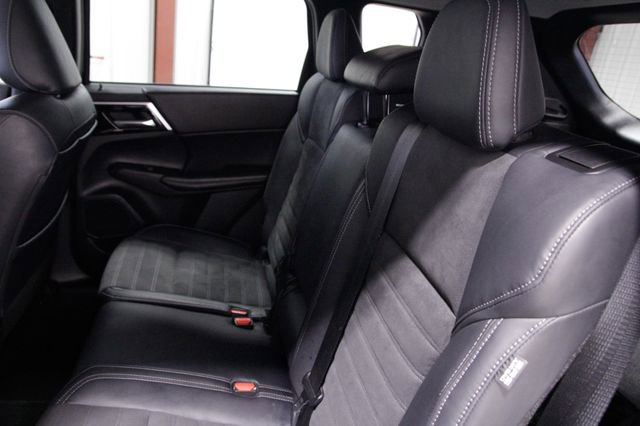 Used 2022 Mitsubishi Outlander SE image 16