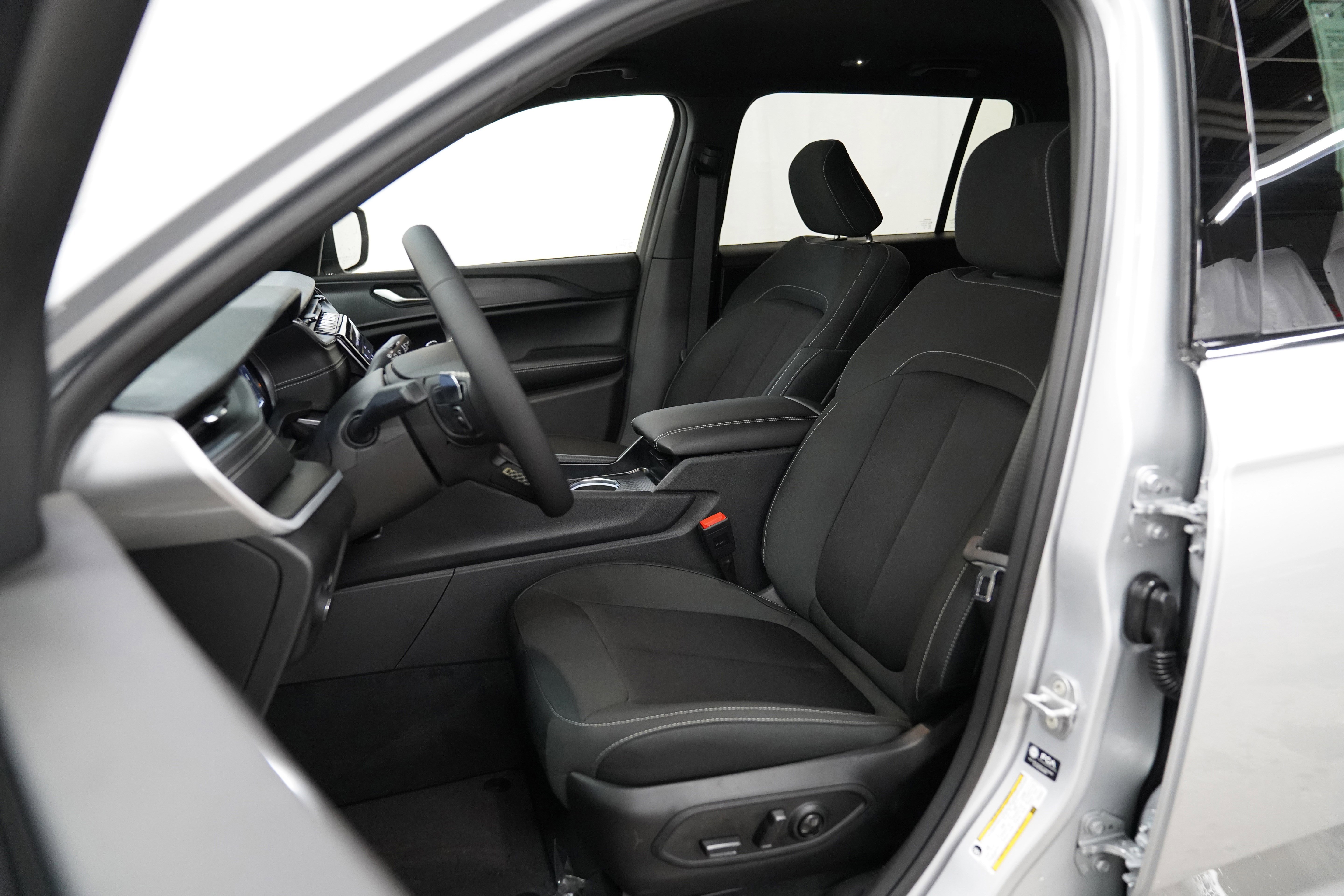 New 2026 Jeep Grand Cherokee L Laredo image 4