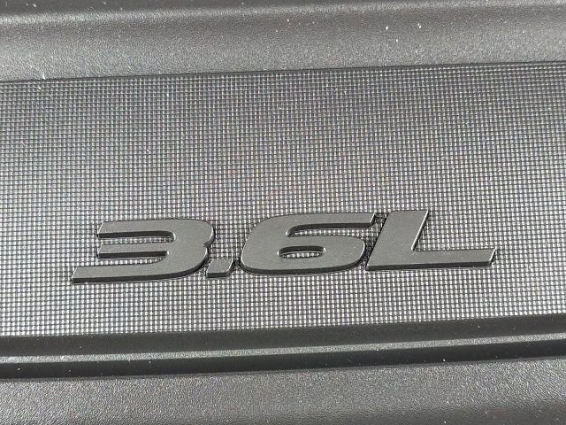 Used 2024 Chrysler Pacifica Touring-L image 9