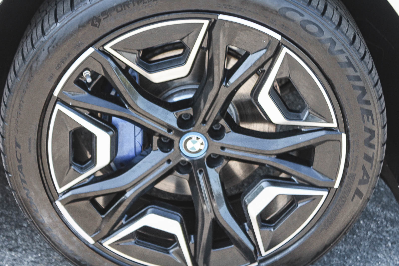 Used 2024 BMW iX xDrive50 w/ Sport Package AWD/4WD image 10