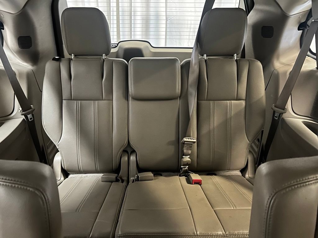 Used 2016 Chrysler Town & Country Touring FWD image 20