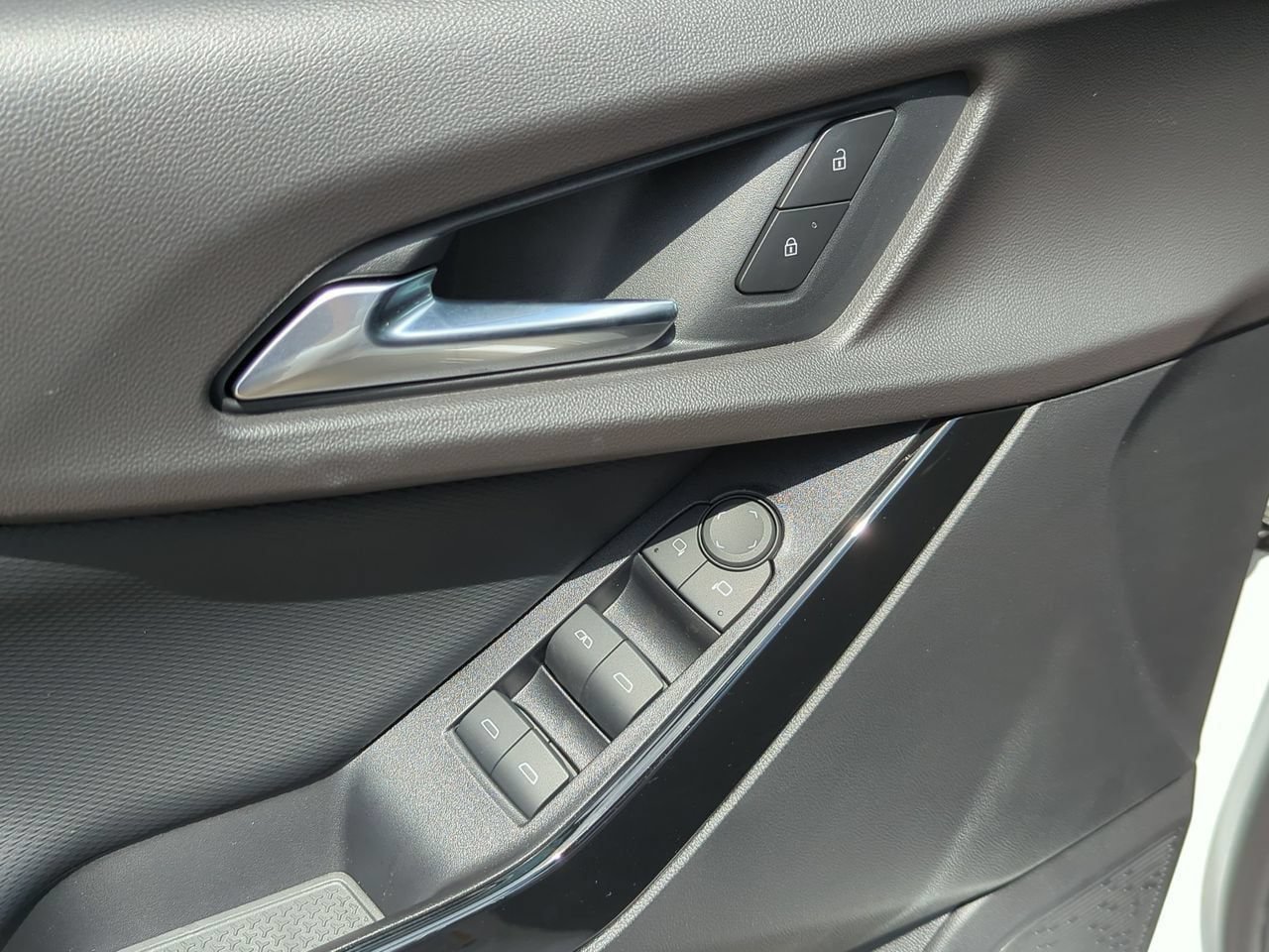 New 2027 Chevrolet Equinox LT w/ Safety and Technology Package FWD image 7