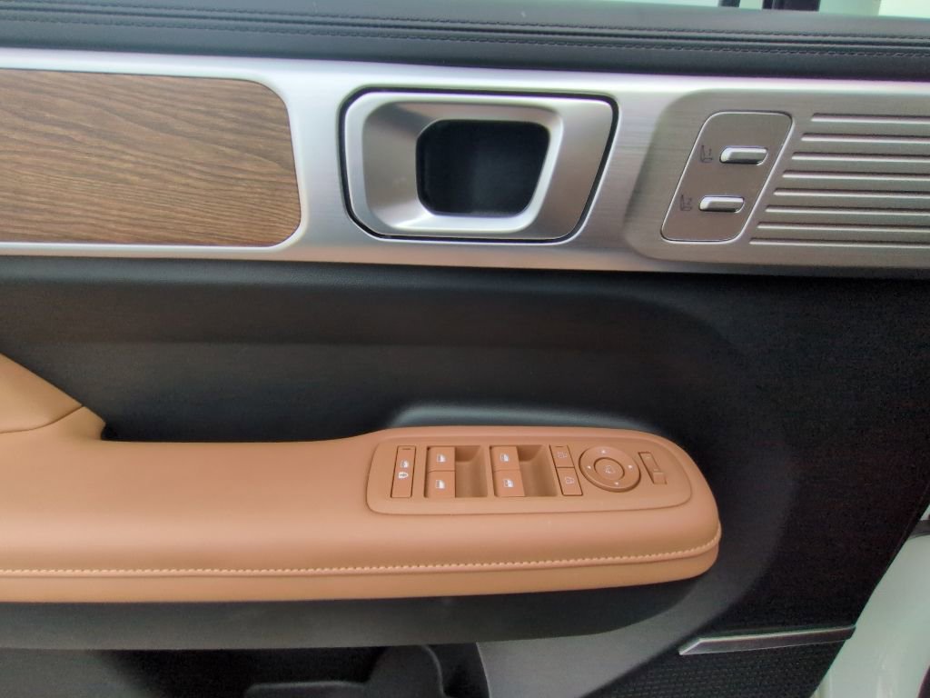Used 2025 Hyundai Santa Fe Limited FWD image 12