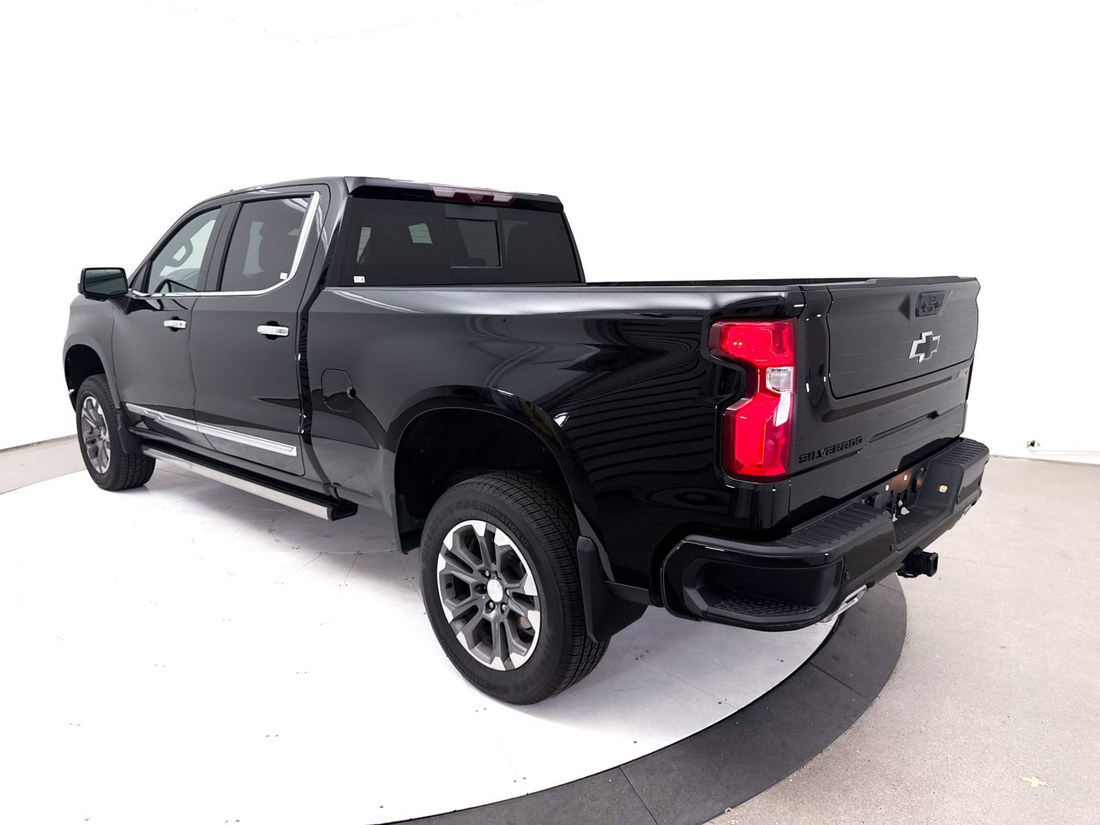 Used 2024 Chevrolet Silverado 1500 High Country w/ Technology Package AWD/4WD image 18