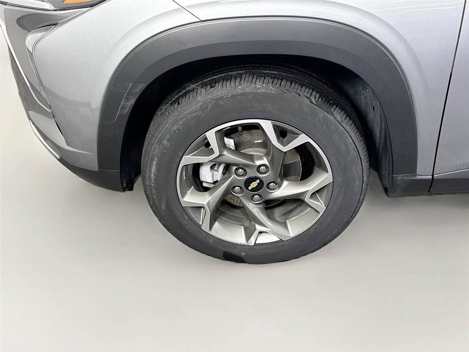Used 2025 Chevrolet Trax LT FWD image 21