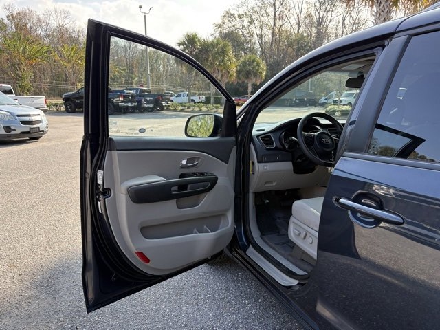 Used 2015 Kia Sedona LX w/ LX Convenience Package image 11