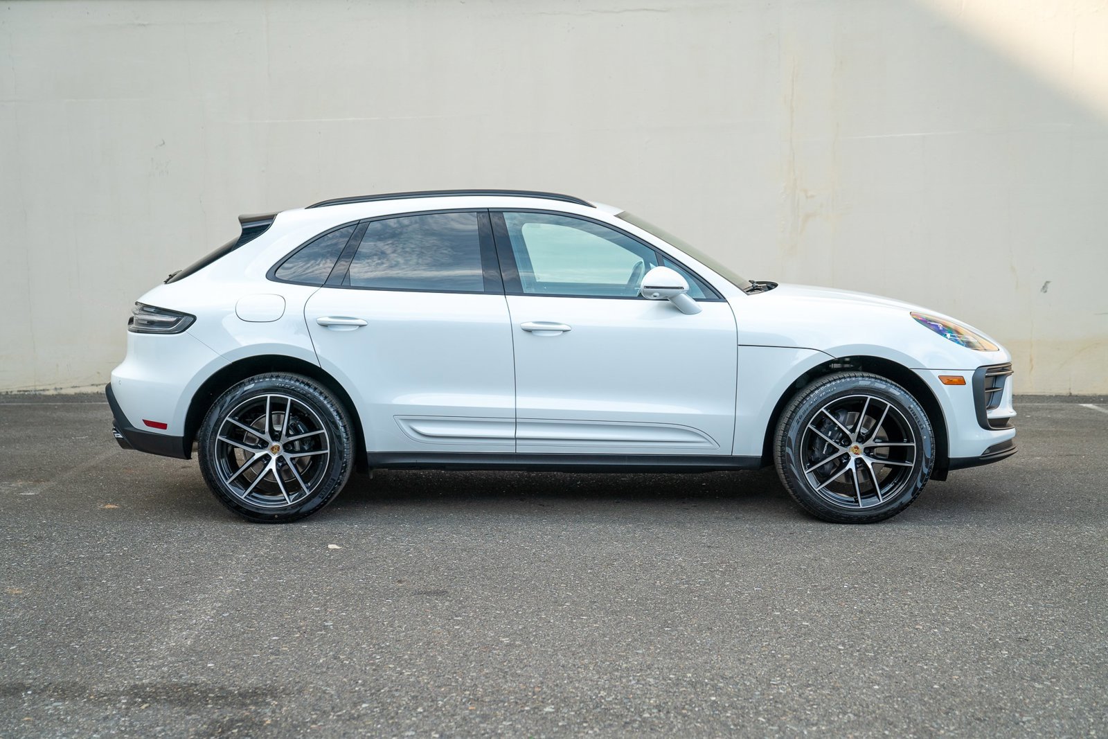Certified 2025 Porsche Macan image 8
