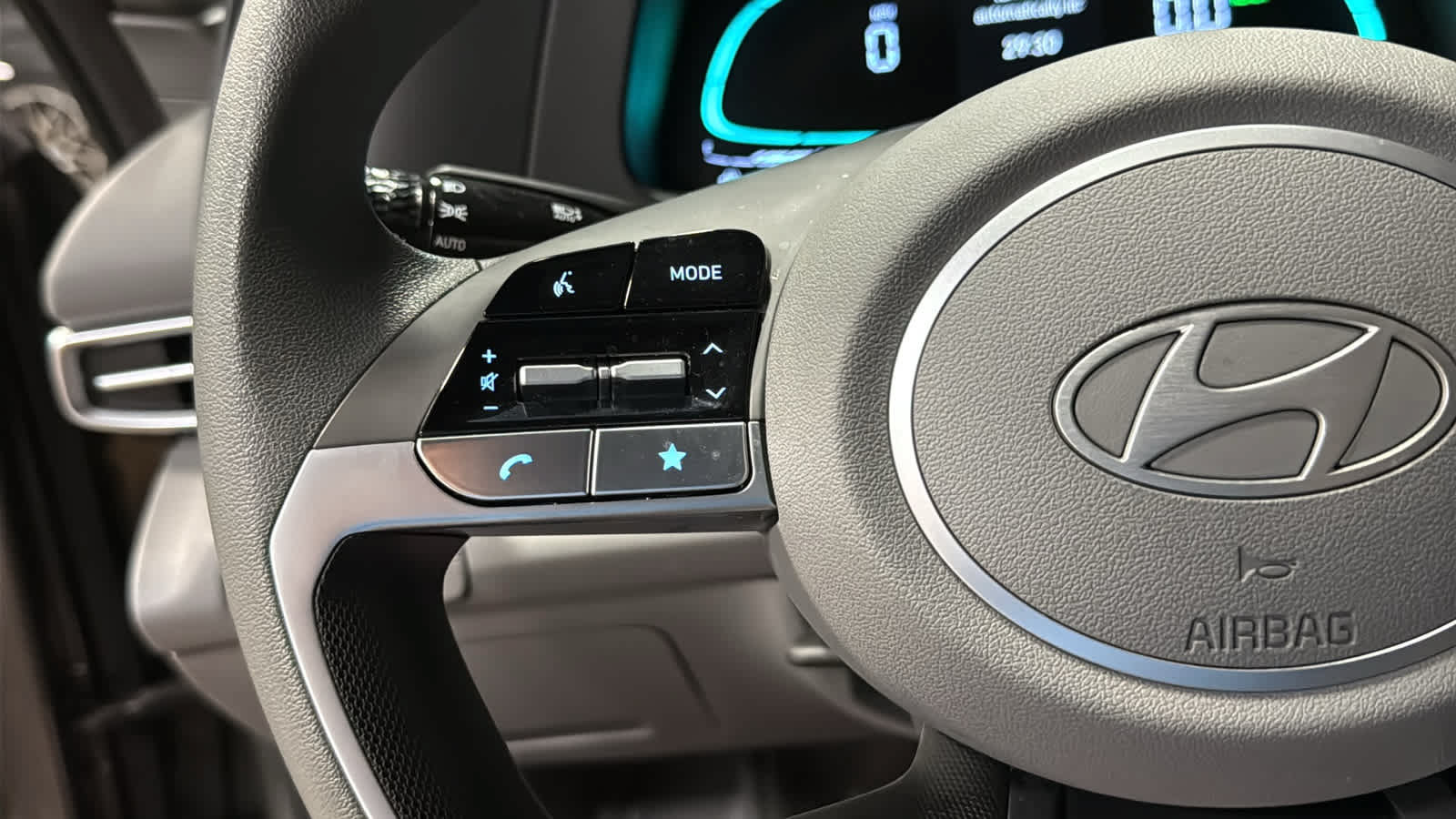 Used 2025 Hyundai Elantra Hybrid FWD image 12