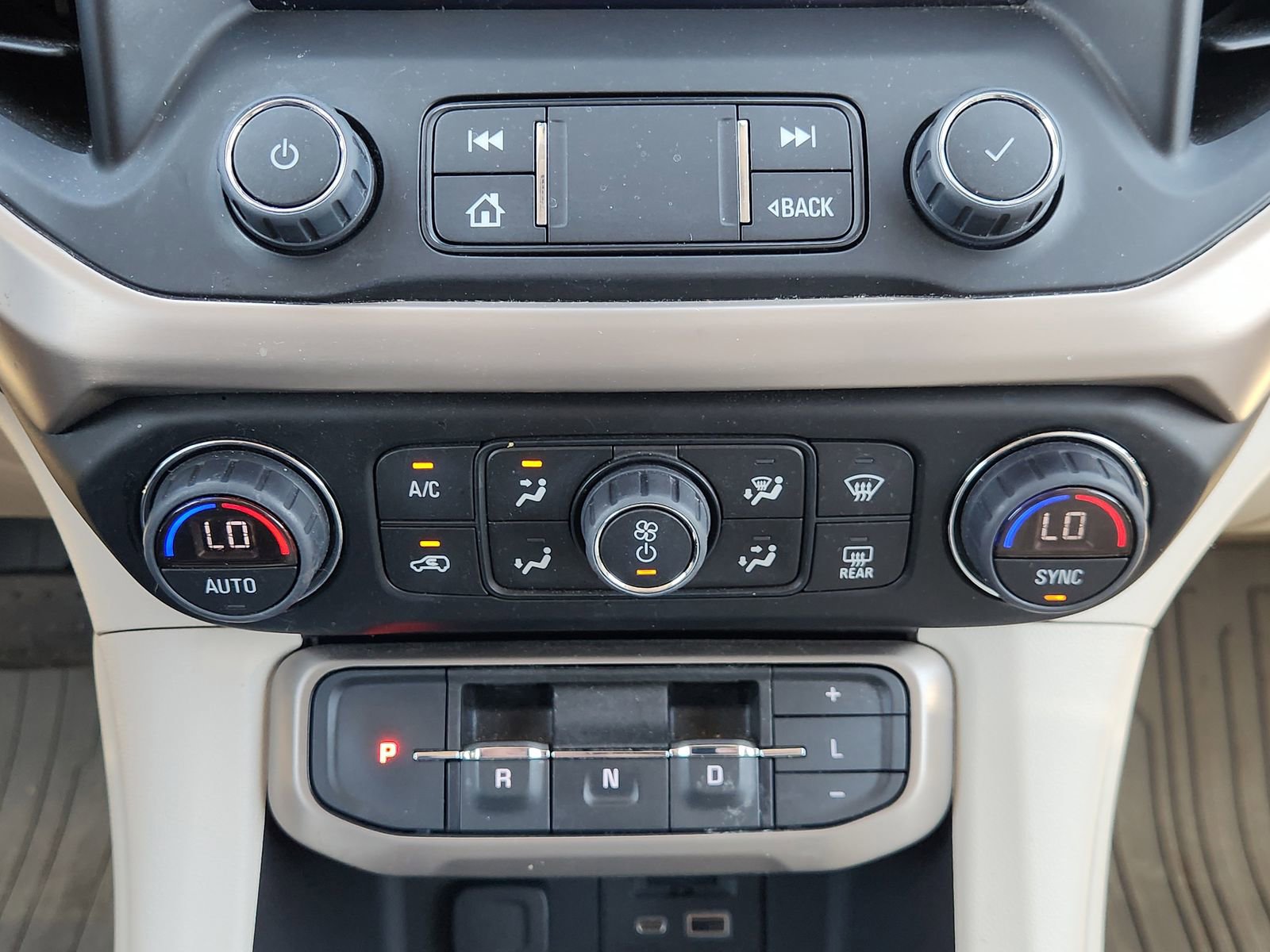 Used 2022 GMC Acadia Denali w/ Denali Technology Package image 22