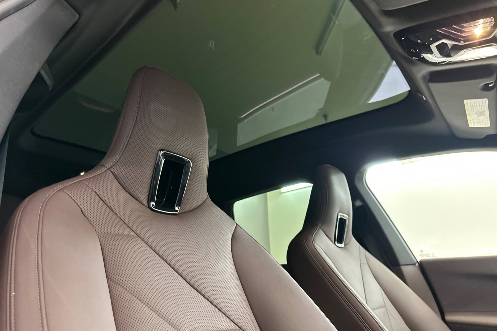 Used 2023 BMW iX xDrive50 w/ Premium Package image 26