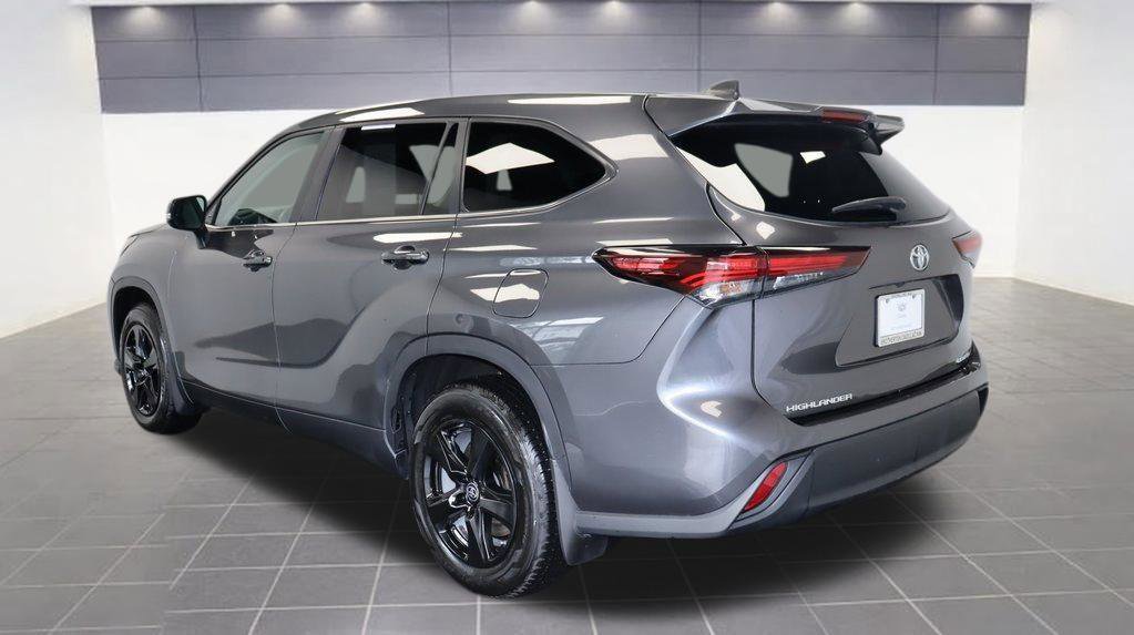 Used 2024 Toyota Highlander LE image 3