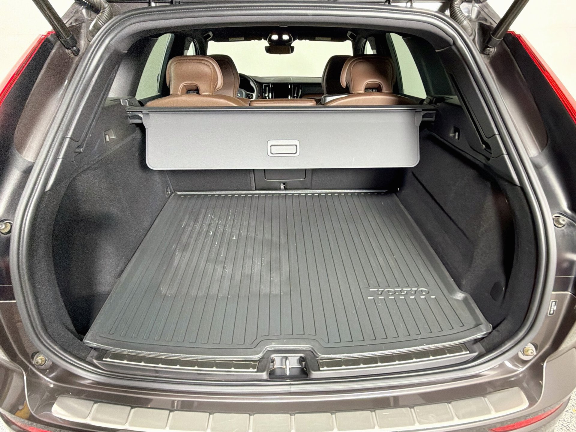 Certified 2024 Volvo XC60 B5 Plus w/ Protection Package Premier AWD/4WD image 27