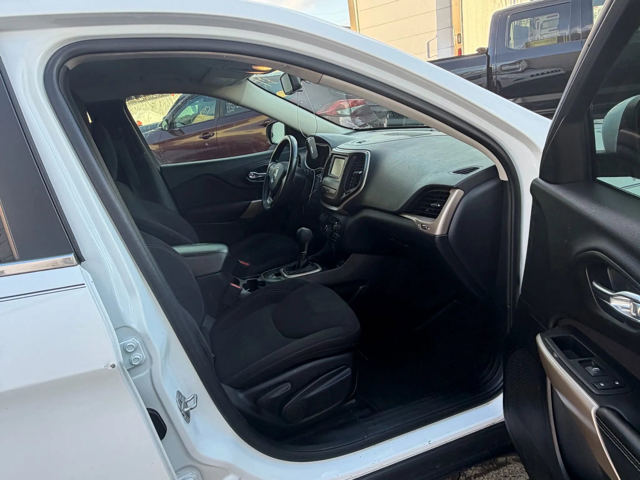 Used 2017 Jeep Cherokee Latitude FWD image 26