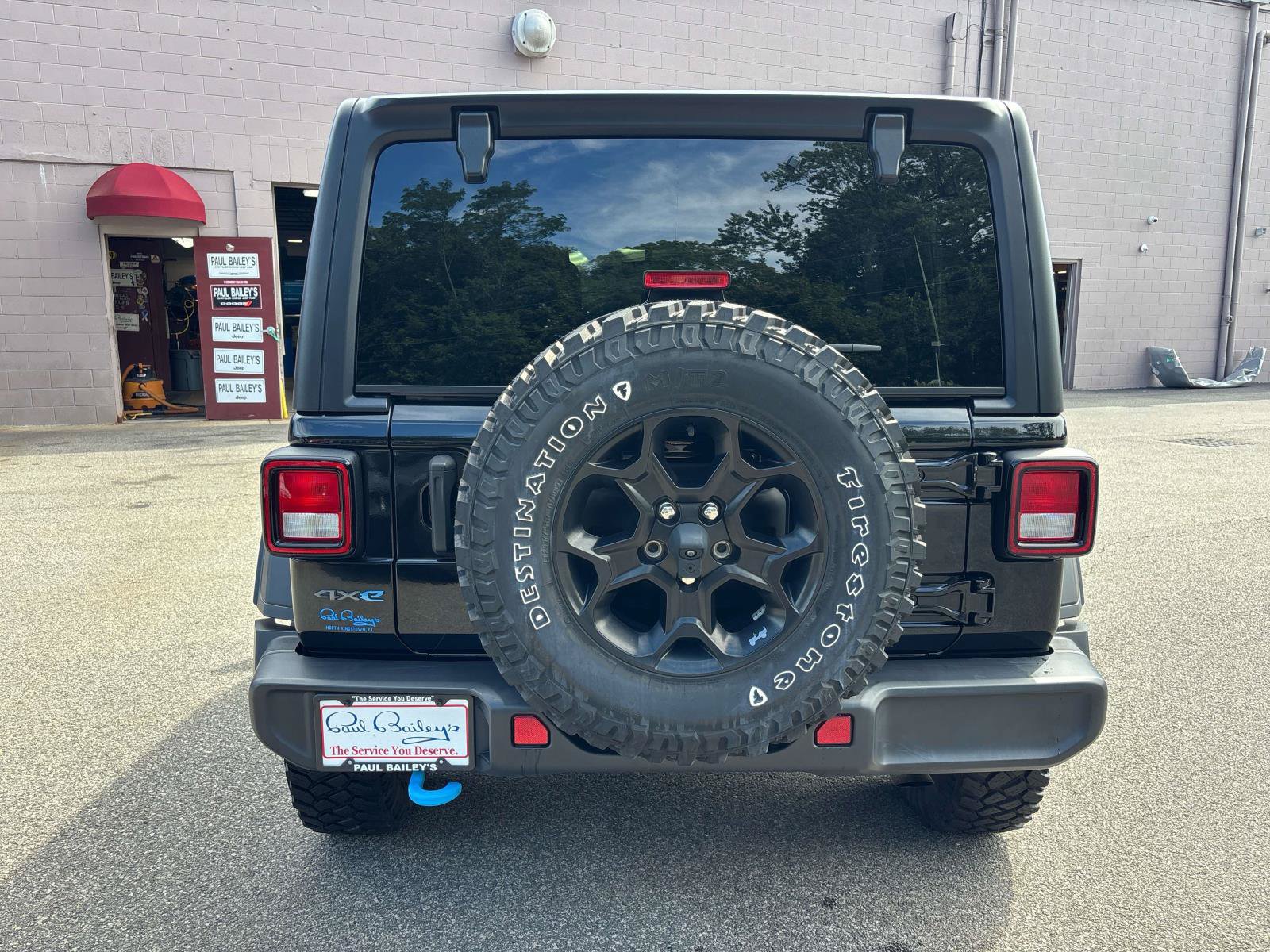Used 2023 Jeep Wrangler Unlimited w/ Cold Weather Group AWD/4WD image 5