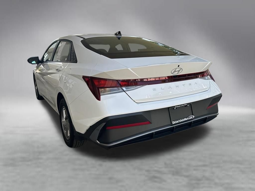 Used 2025 Hyundai Elantra SE FWD image 4