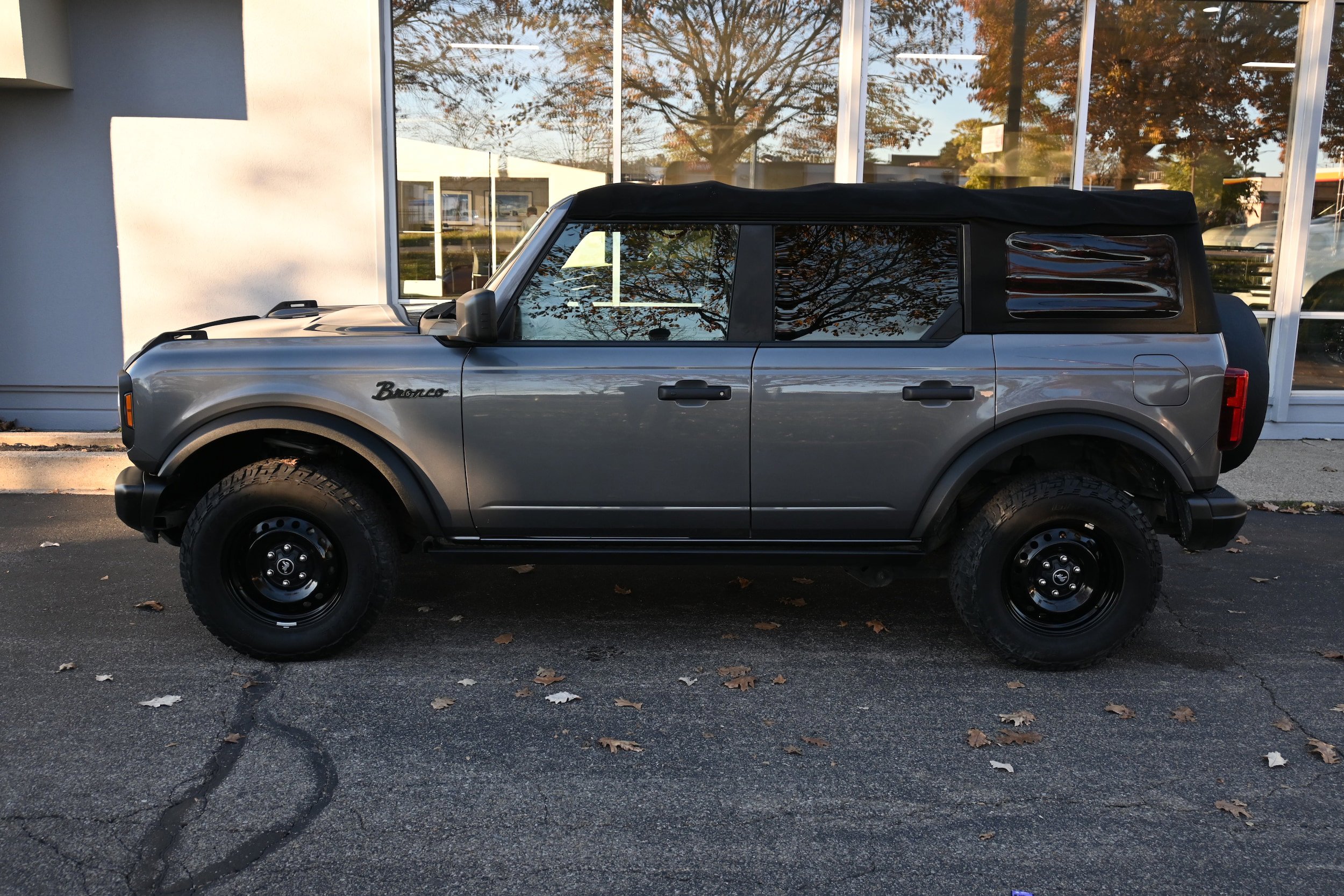 Used 2022 Ford Bronco Black Diamond image 2