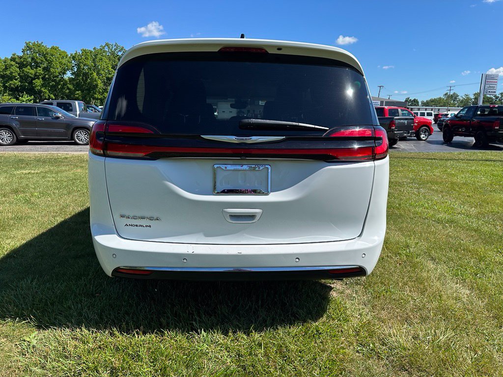 Used 2023 Chrysler Pacifica Touring-L FWD image 4