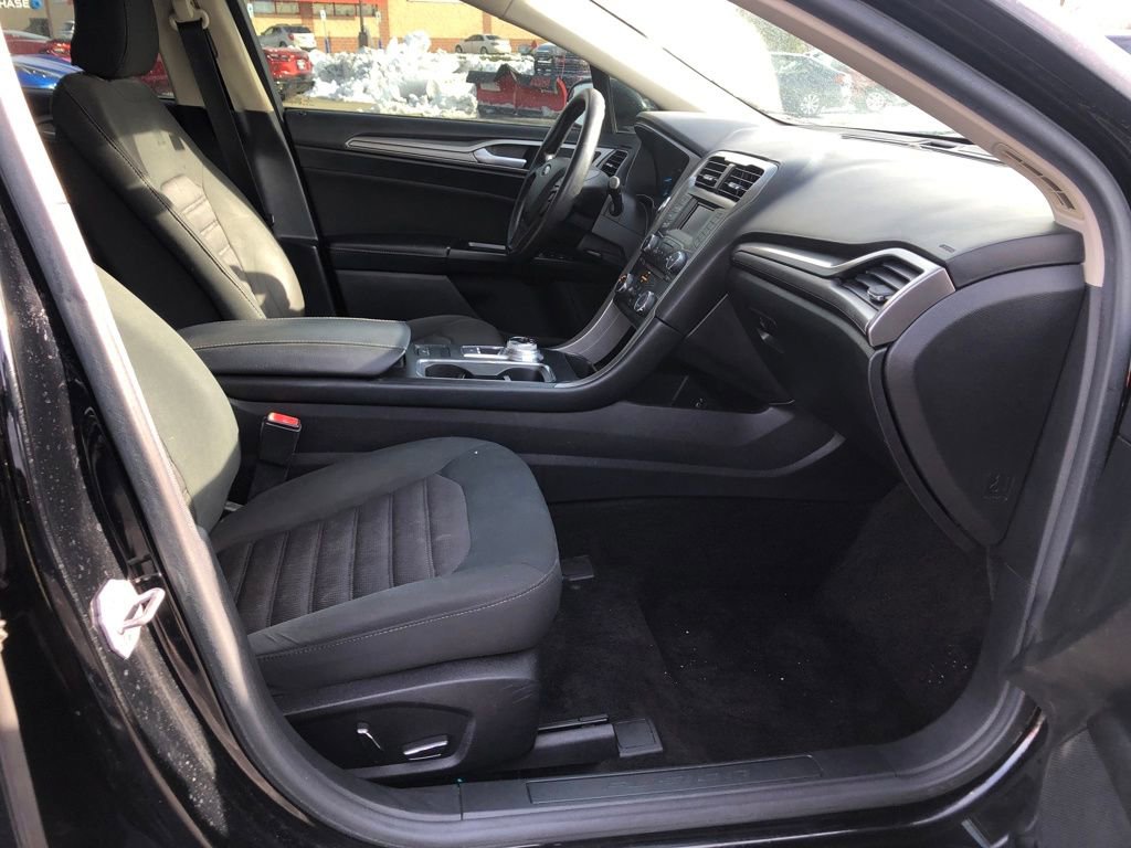 Used 2017 Ford Fusion SE image 18