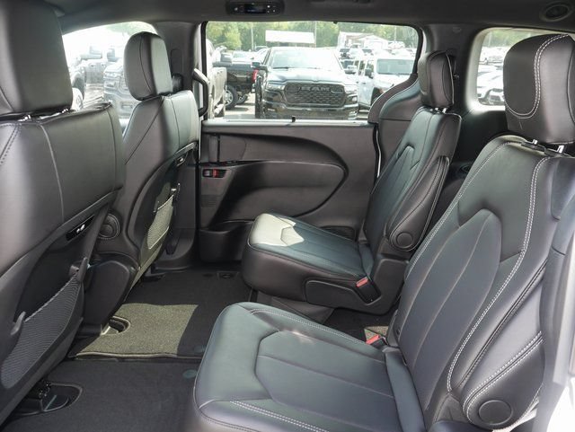 New 2026 Chrysler Pacifica Select AWD/4WD image 25