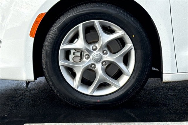 Used 2020 Chrysler Pacifica Limited image 35