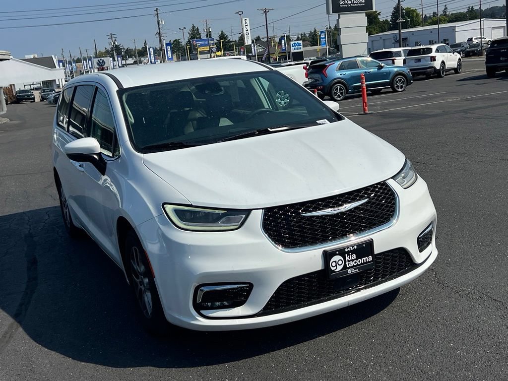 Used 2023 Chrysler Pacifica Touring-L FWD image 3