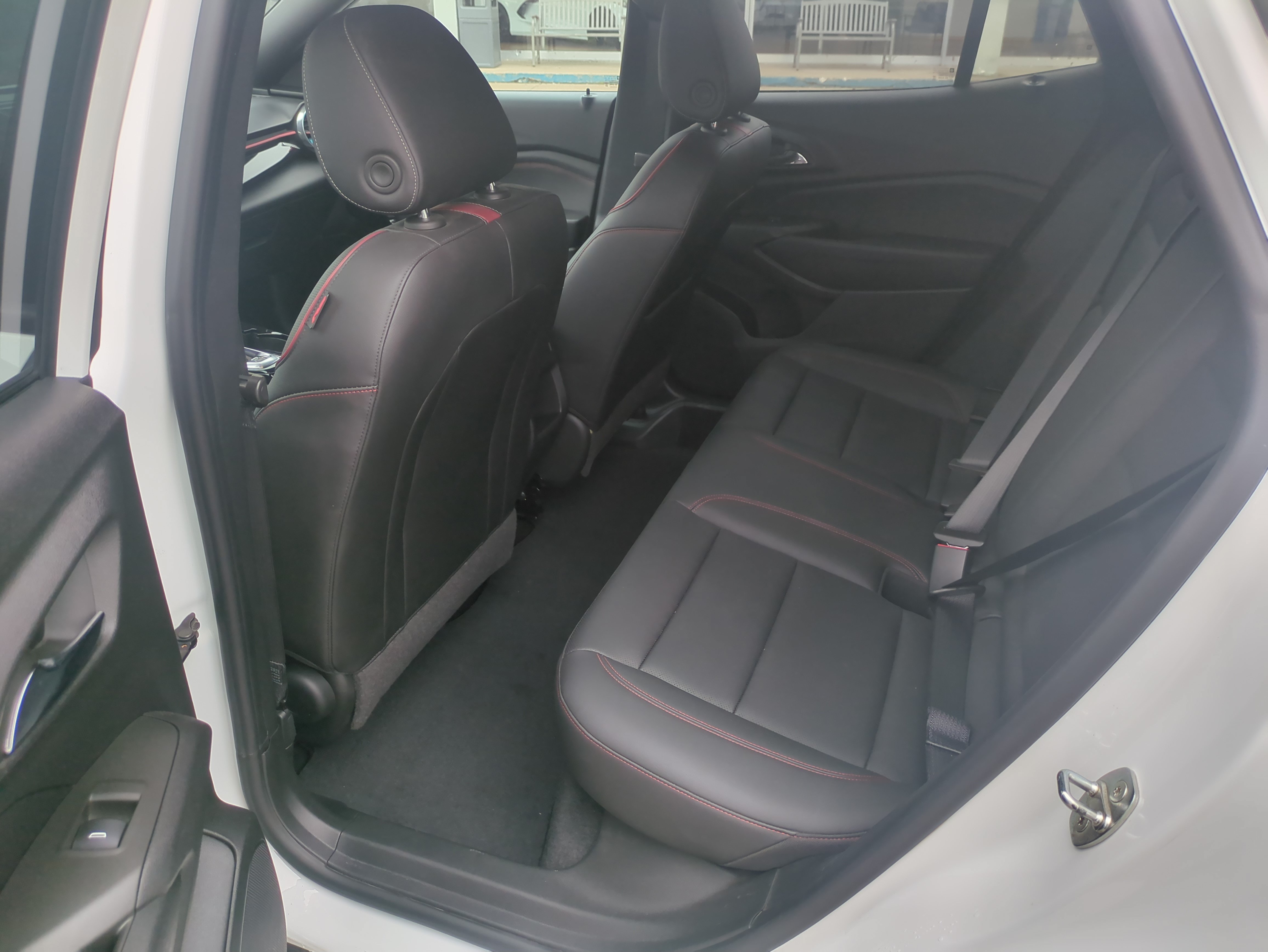 Used 2024 Chevrolet Trax RS FWD image 27