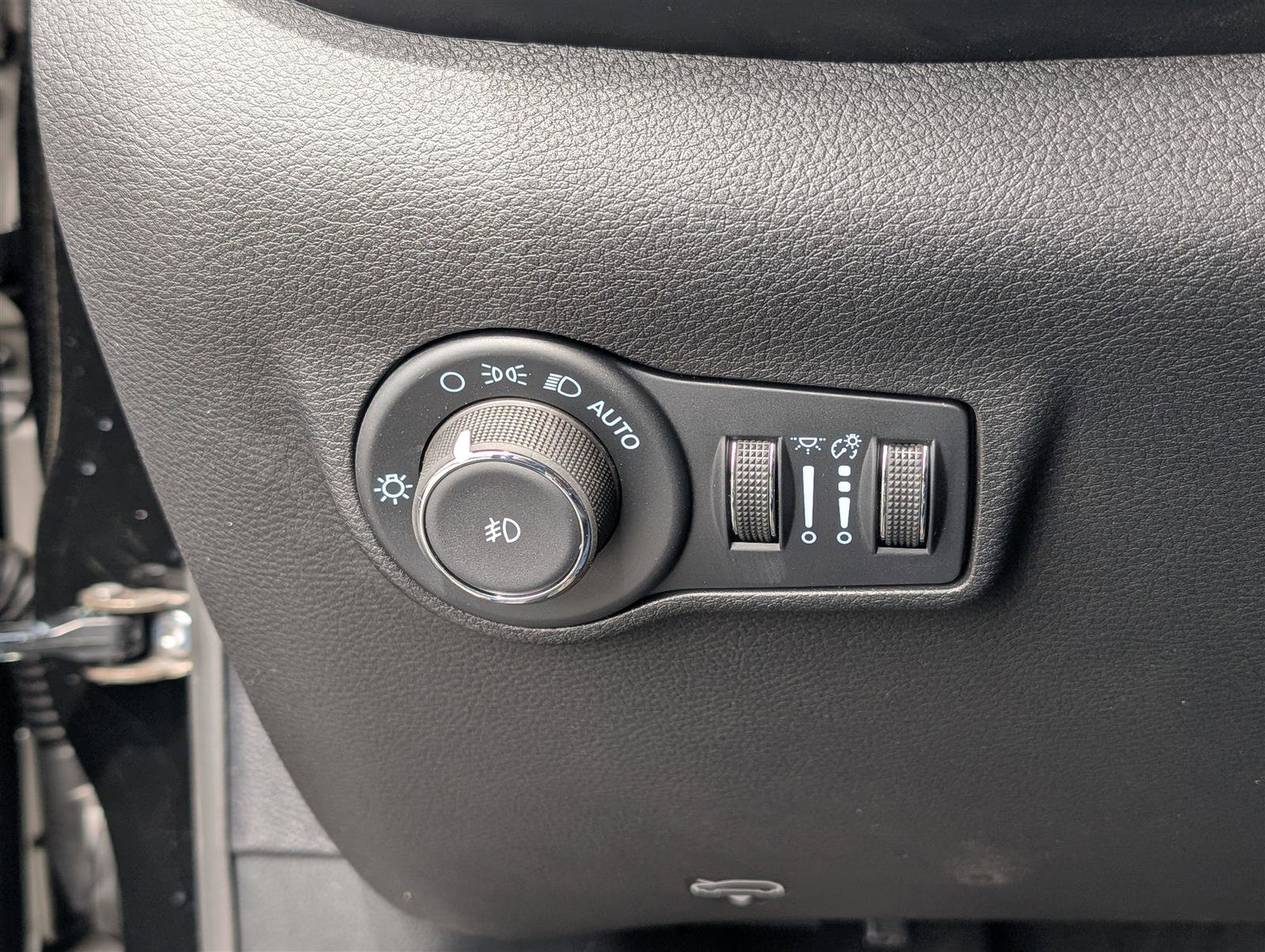 New 2025 Jeep Compass Latitude w/ Sun & Sound Group AWD/4WD image 17