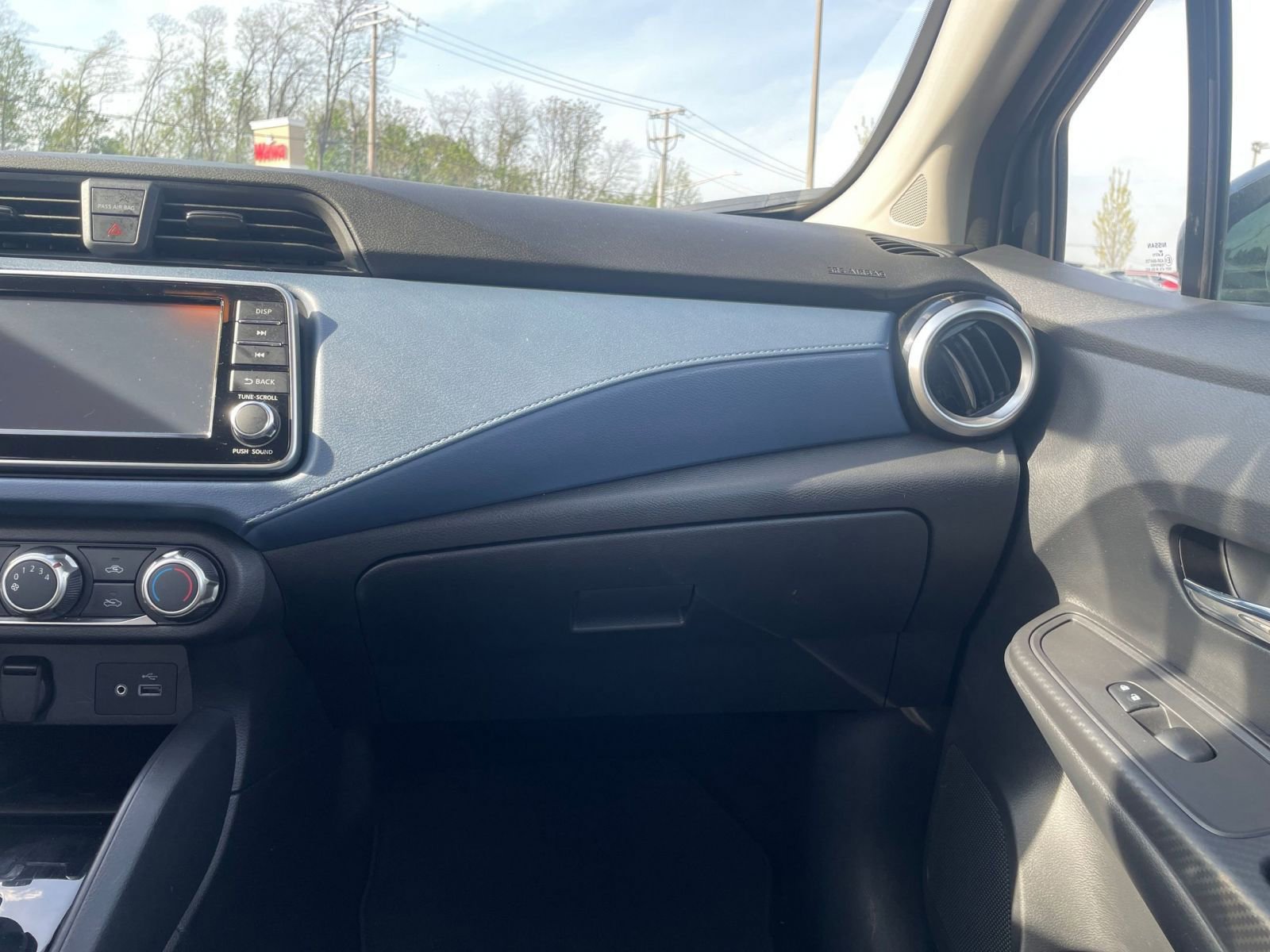 Used 2025 Nissan Versa SV FWD image 33