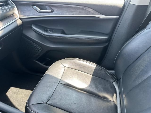 Used 2023 Jeep Grand Cherokee Limited AWD/4WD image 27