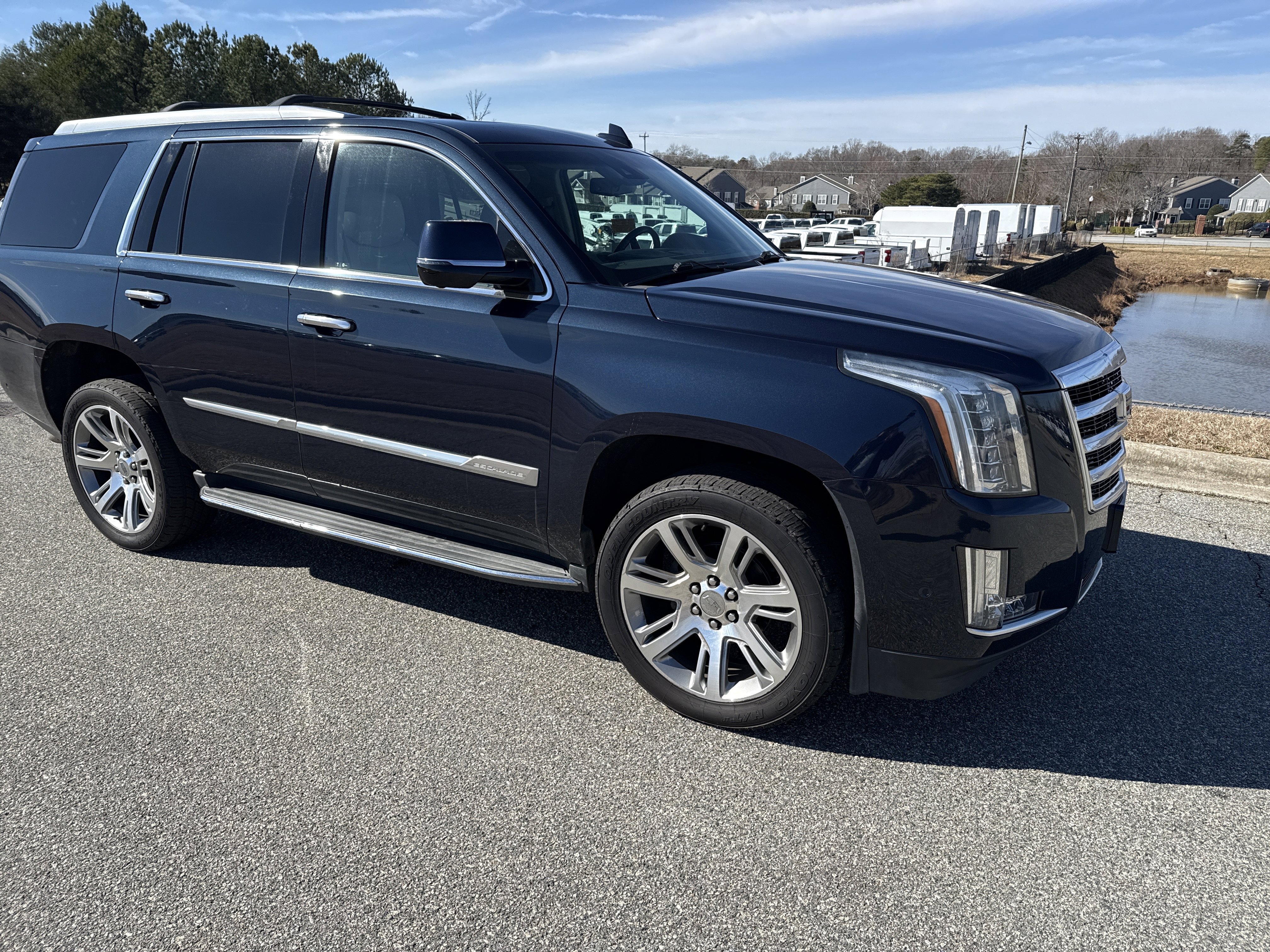 Used 2017 Cadillac Escalade Luxury image 2