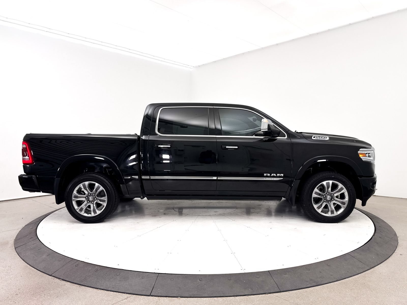 Used 2022 RAM 1500 Limited w/ Body Color Bumper Group AWD/4WD image 36