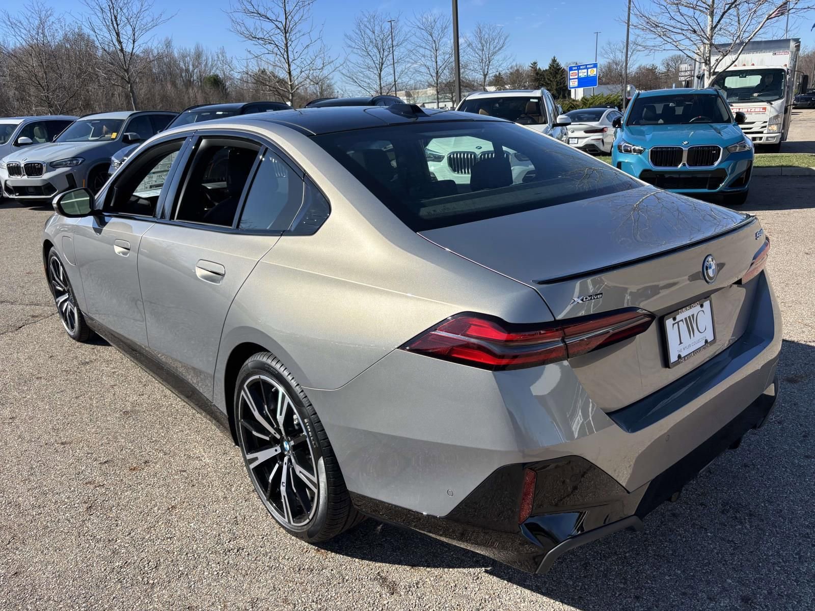 New 2026 BMW 550e xDrive image 7