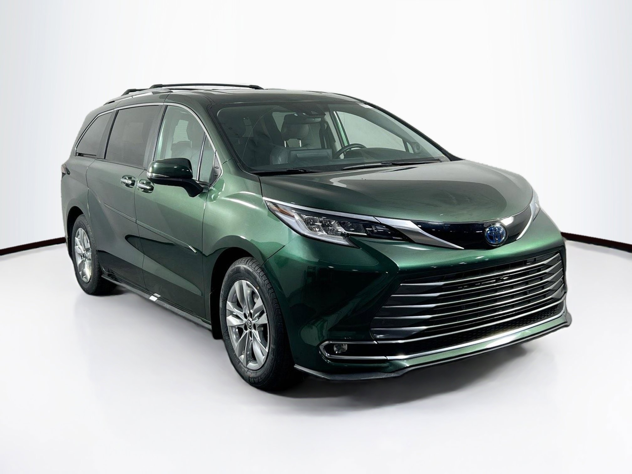 Used 2022 Toyota Sienna Limited image 3