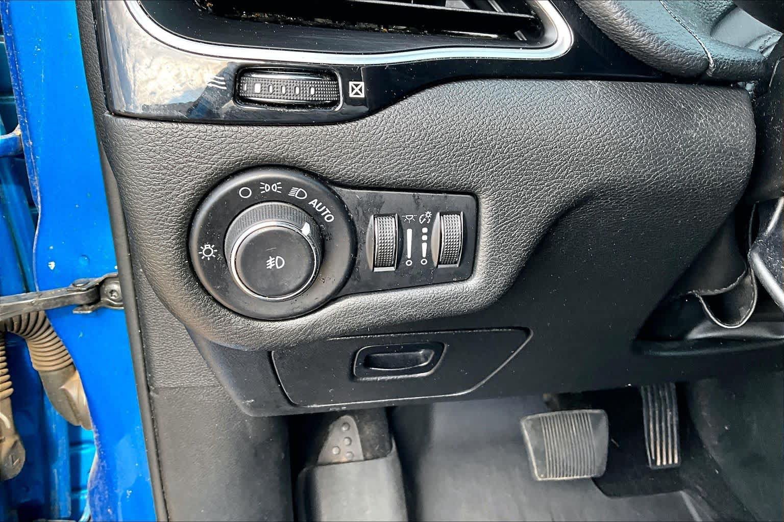 Used 2021 Jeep Cherokee Latitude Plus FWD image 28