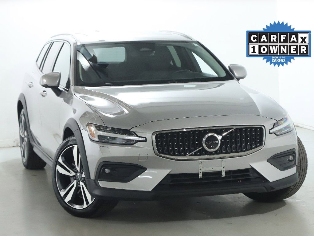 Used 2025 Volvo V60 B5 Cross Country Plus image 2