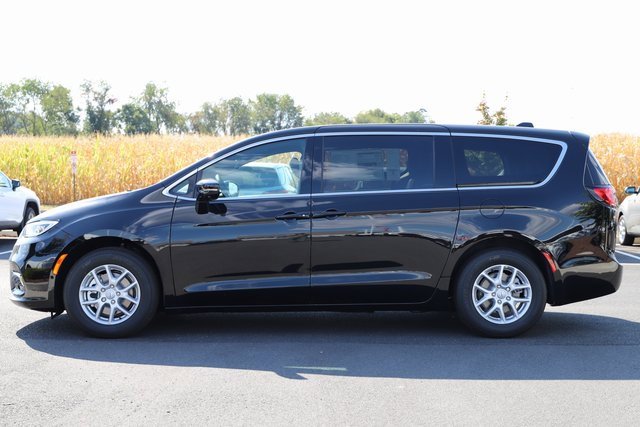 New 2026 Chrysler Pacifica Select image 4