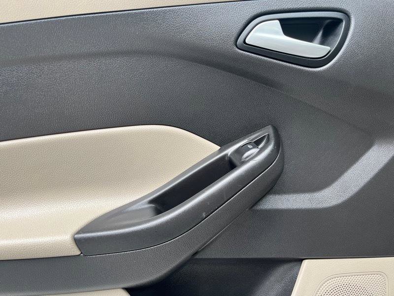 Used 2018 Ford Focus SE w/ Cold Weather Package FWD image 15