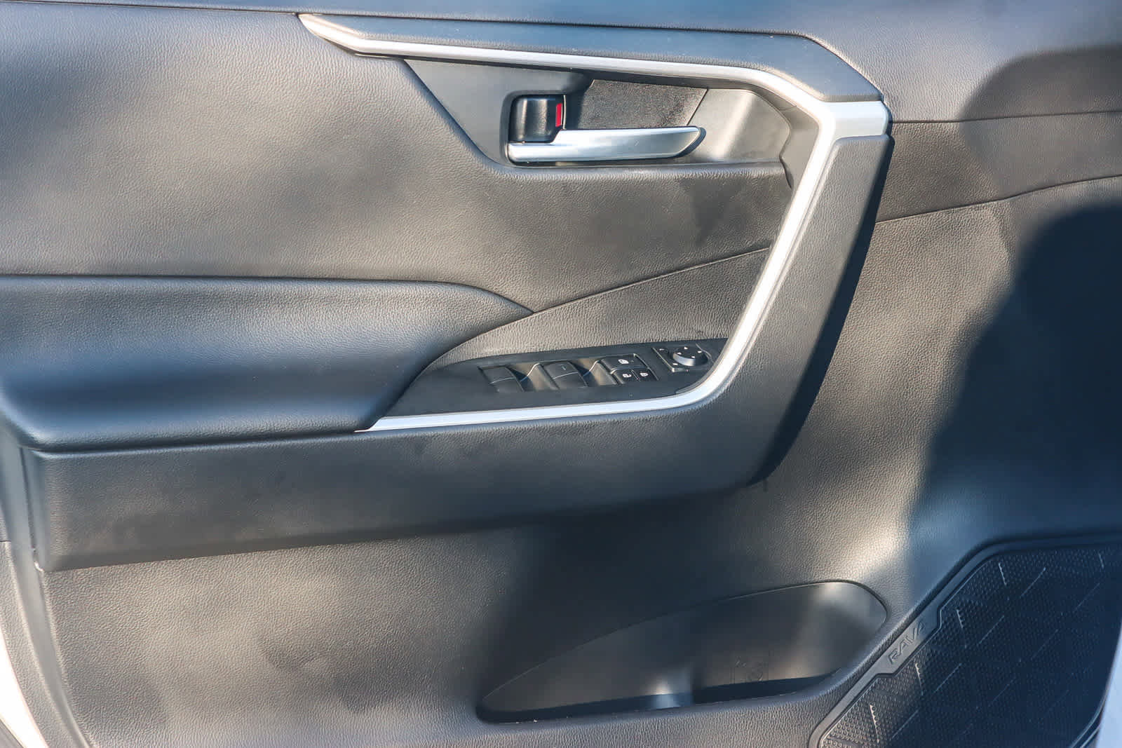 Used 2020 Toyota RAV4 XLE image 19