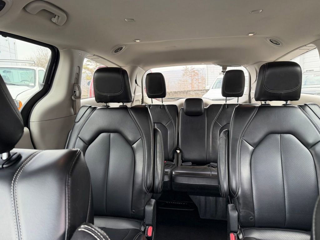 Used 2023 Chrysler Pacifica Touring-L image 21