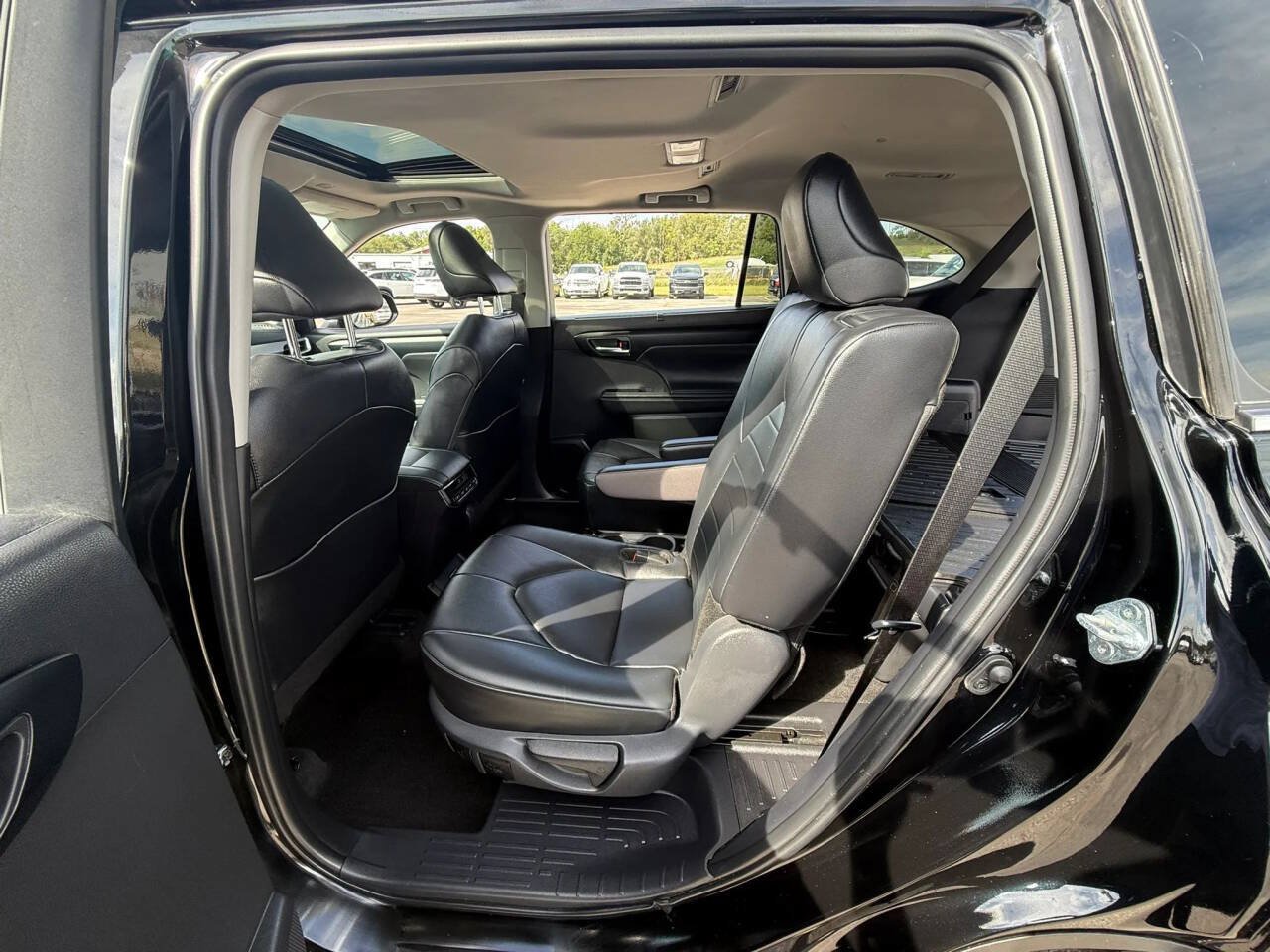 Used 2024 Toyota Highlander XLE AWD/4WD image 11