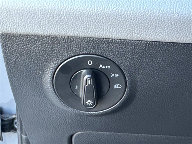 Used 2023 Volkswagen Taos SE w/ Panoramic Sunroof Package image 17