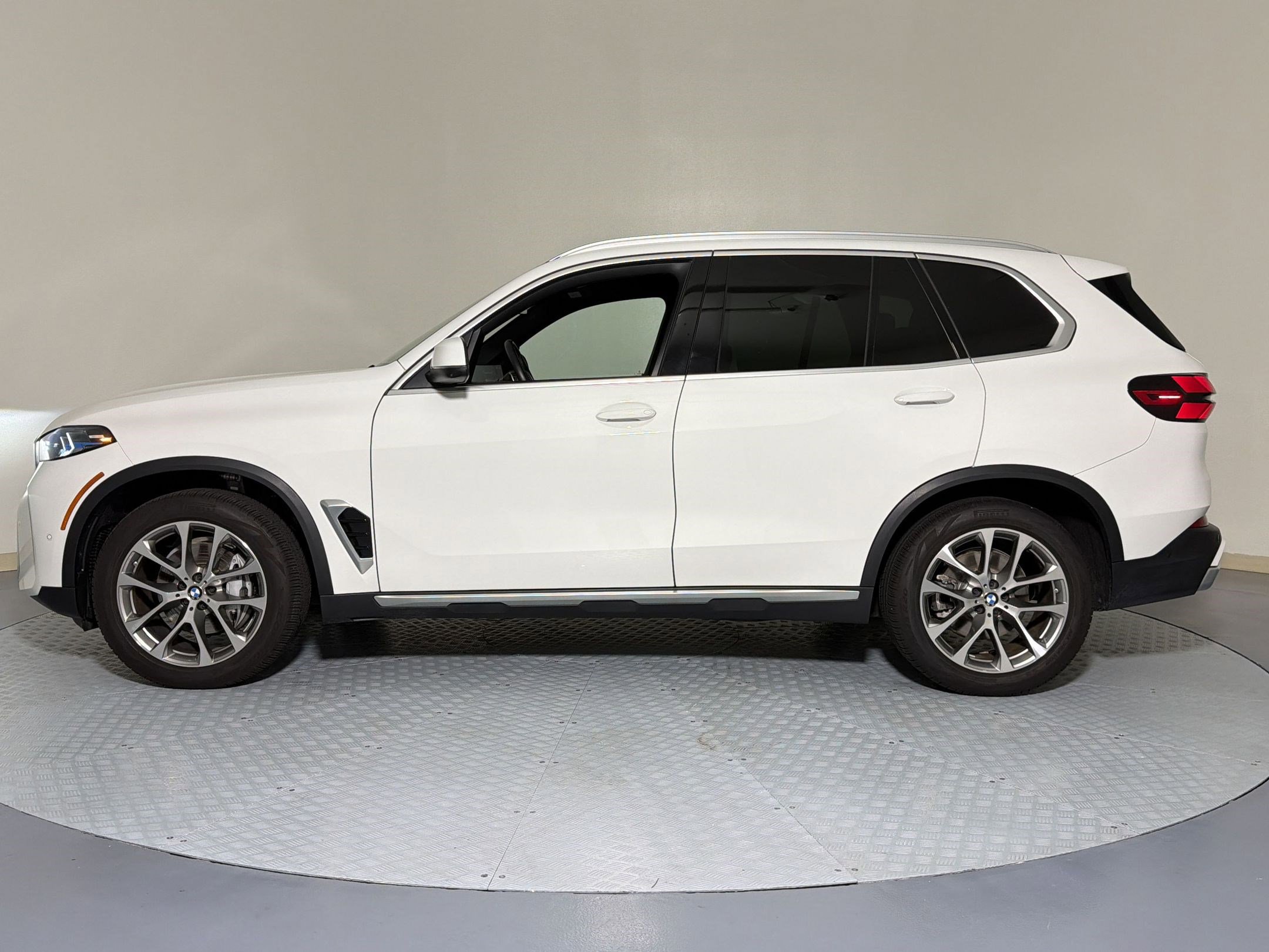Used 2025 BMW X5 xDrive40i w/ Parking Assistance Package AWD/4WD image 2