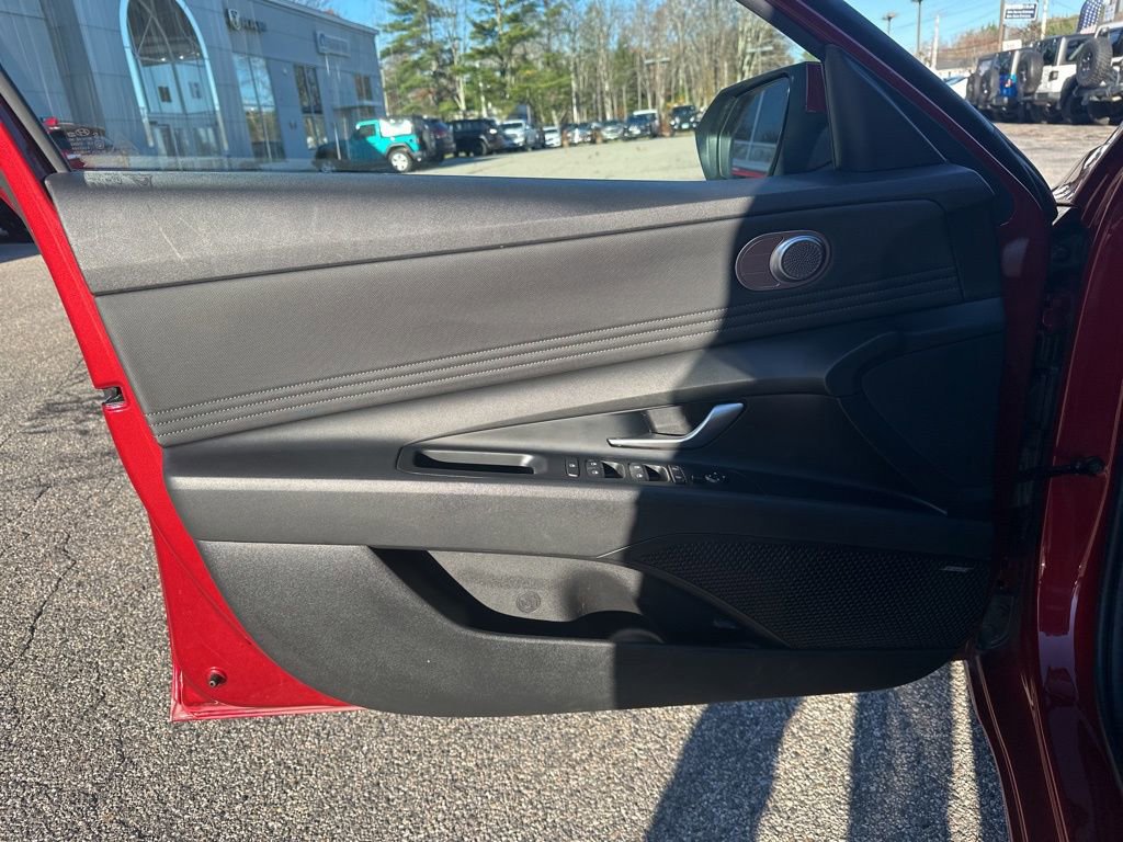 Used 2023 Hyundai Elantra Limited image 15