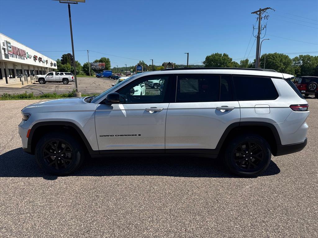 Used 2024 Jeep Grand Cherokee L Laredo AWD/4WD image 2