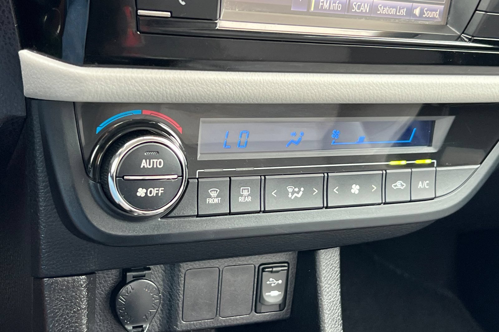 Used 2015 Toyota Corolla LE FWD image 19