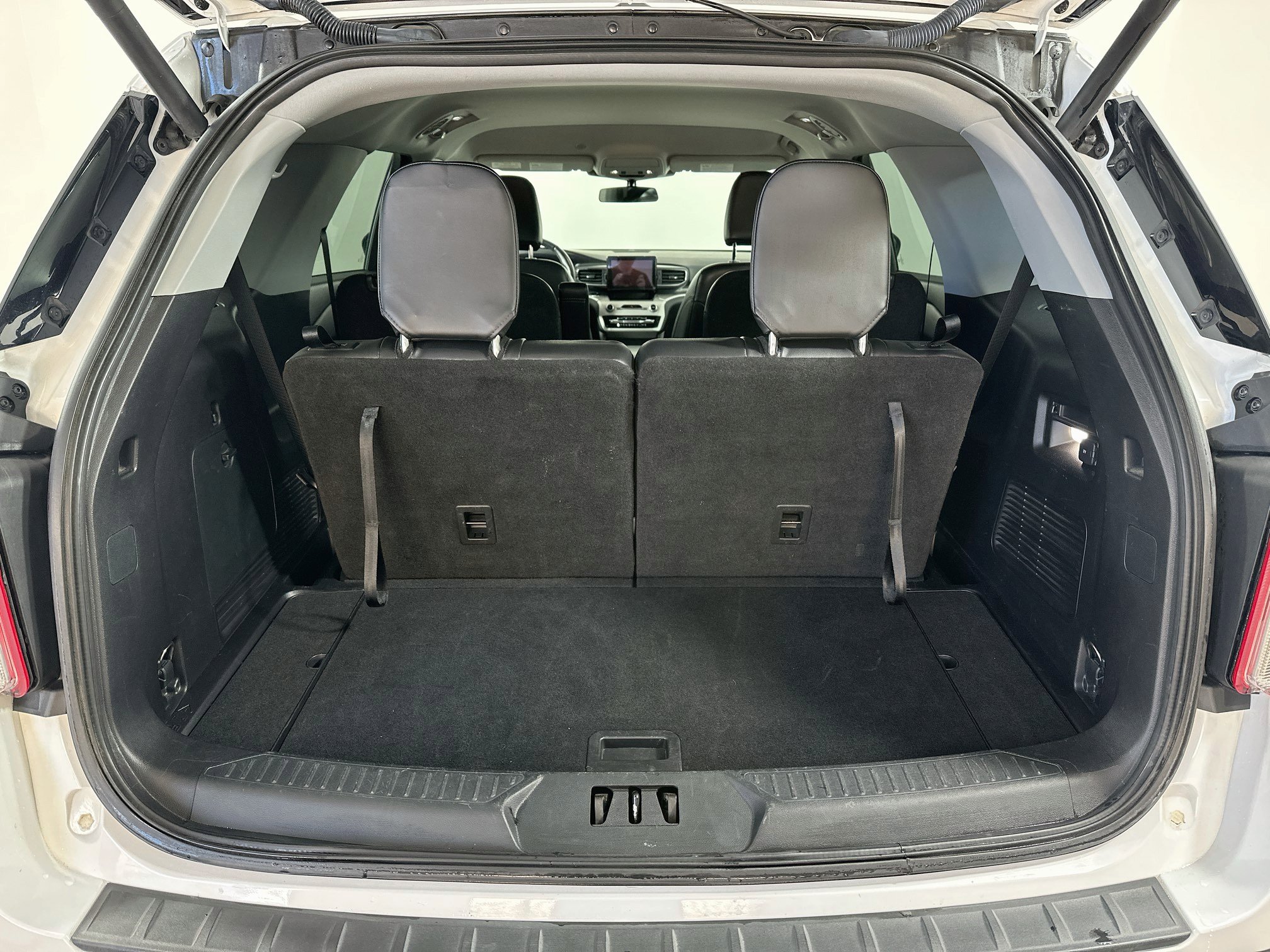 Used 2021 Ford Explorer XLT w/ Equipment Group 202A AWD/4WD image 24