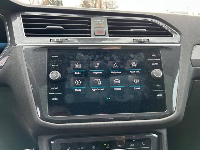 Used 2022 Volkswagen Tiguan SE R-Line image 14